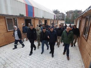 Vali Çelik, Bakan Akar İle Birlikte Prefabrik Çarşıda İncelemelerde Bulundu