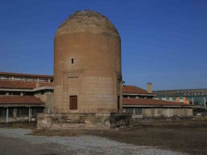 Melikgazi Belediyesi Sırçalı Kümbeti Restore Edecek