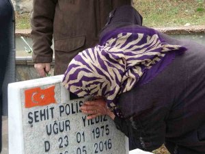 Şehit Annesi, Oğlunu Kabrindeki Fotoğrafını Öperek Sevdi