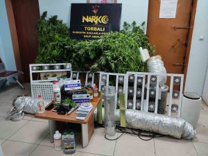 İ̇zmir’de Uyuşturucu İmalathanesine Çevrilen Lüks Eve Baskın