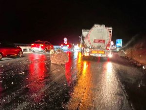 Kütahya’da Sağanak Yağış Nedeniyle Yola Düşen Dev Kayalar Korkuttu