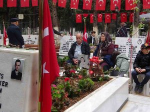 Şehit Babasından Duygulandıran Sözler: "7 Senedir Gelecek Diye Bekliyorum"