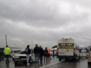 Yağış Zincirleme Kazayı Beraberinde Getirdi: 2 Yaralı