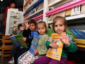Mersin’de Depremzede Çocuklara Kitap Hediye Edildi