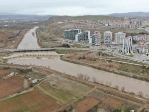 Rengini Kızıllığından Alıyordu, Çamur Deryasına Dönüştü