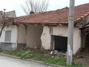 Metruk Evler Tehlike Saçmaya Devam Ediyor