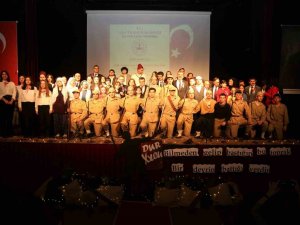 Çanakkale Zaferi’nin Tiyatro Oyunu Dakikalarca Ayakta Alkışlandı