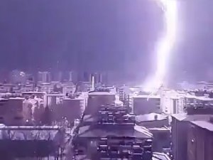 Gaziantep’te Şimşekler Geceyi Aydınlattı