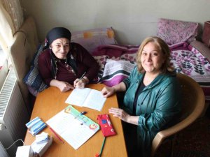 13 Ameliyat Geçirdi, Hasta Yatağında Okuma-yazma Öğreniyor