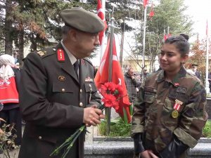 Babası Şehit Düştüğünde 4,5 Yaşındaydı, Üniformasını Giyip Kabrine Gitti: "Üniforması Benim İçin Gurur Tablosu"