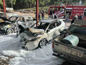 Orman İ̇şletme Şefliği Otoparkında 3 Araç Yanarak Kullanılamaz Hale Geldi