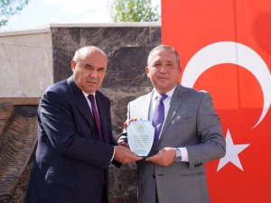 Otgöz, Çalışma Arkadaşı Türkan’a ’Teşekkür Plaketi’ Takdim Etti