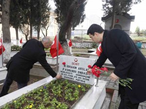 Körfez’de Şehit Mezarlarına Karanfil Bırakıldı