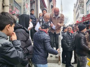 Kağıthane’deki Yangında Mahsur Kalan Yaşlı Çifti Vatandaşlar Kurtardı