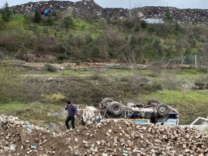 Yaklaşık 70 Metre Yuvarlanan Çöp Kamyonundan Dışarıya Fırladı