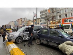Kaza Yapan Taraflar Tekme Ve Yumruklarla Birbirine Girdi