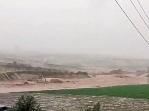 Sel Sularının Devirdiği Tırın Sürüklenme Anı Kamerada