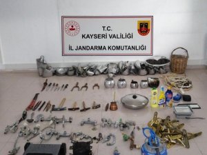 Evlerden Hırsızlık Yapan 4 Kişi Tutuklandı
