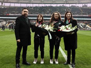Nesrin Baş Ve Ebru Dağbaşı’na, İ̇stanbulspor Maçı Öncesinde Çiçek Takdim Edildi