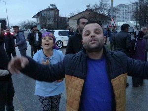 Depremzedeler İle Nakliyecilerin Taşlı Sopalı Kavgasına Polis Müdahale Etti