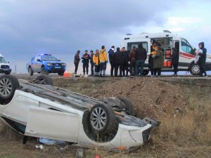 Otomobil Şarampole Uçtu: 4 Yaralı