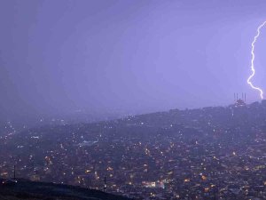 Kahramanmaraş’ta Çakan Şimşekler Adeta Geceyi Gündüze Çevirdi