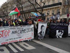 Paris’te Polis Şiddetine Karşı Protesto