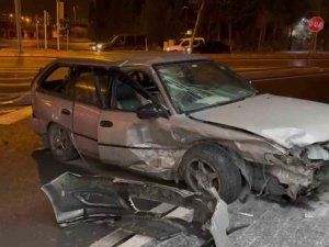 Otomobiller Çarpıştı: 3 Yaralı