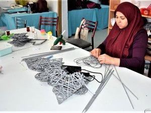 Atık Gazeteler Hediyelik Eşyaya Dönüşüyor