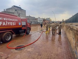 Kayseri, Deprem Bölgesinin Yanı Sıra Sel Yaşanan Bölgelerin De Yardımına Koştu