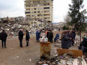 Ebrar Sitesi’nde Yitip Giden Hatıralarını Aradılar