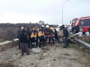 Kontrolden Çıkan Otomobil Bariyerlere Çarpıp Yan Yattı: 3 Yaralı