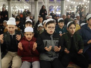Diyanet İ̇şleri Başkanı Erbaş İmam Hatipli Gençlerle Sabah Namazında Buluştu