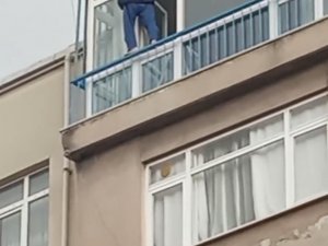Kağıthane’de Cam Silen Kadının Tehlikeli Anları Kamerada