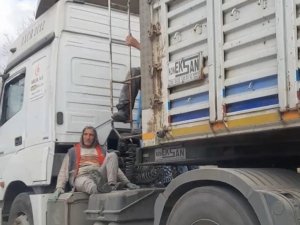 Hayatlarını Hiçe Saydılar, Kamyonun Kasa Boşluğunda Yolculuk Yapan İki Kişi Görenleri Şaşırttı
