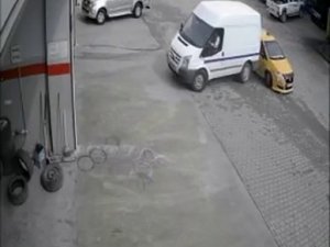Siirt’te Minibüs İle Otomobilin Çarpıştığı Kaza Güvenlik Kamerasına Yansıdı
