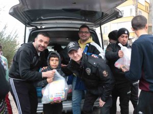 Depremzede Çocuklara Ankara’dan Gelen Polislerden Oyuncak