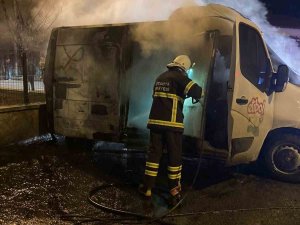 Kütahya’da Park Halindeki Minibüs Yandı