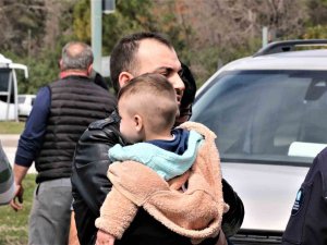 Kazada Yaralanan Baba Ağlayan Çocuğunu Bir An Olsun Bırakmadı