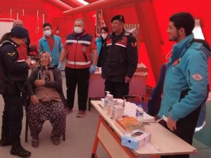 Hasta Depremzedenin İmdadına Jandarma Yetişti