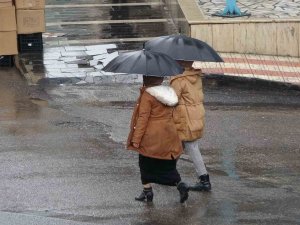 Diyarbakır’da Sabah Saatlerinde Kısa Süreli Yağış Etkisini Gösterdi