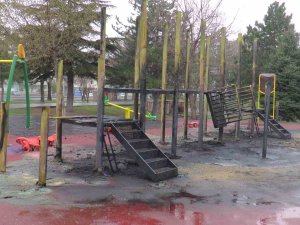 Park Yandı, Oyuncaklar Kül Oldu