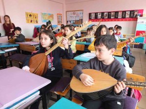 Balıkesir’de Öğrenciler Sınıfça Bağlama Öğreniyor