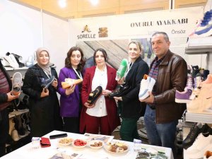 Kız Kardeşlerine Hem Abla Hem Patron Oldu