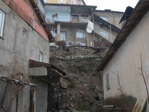 Hakkari’de Heyelan Nedeniyle 3 Ev Tahliye Edildi