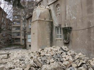 Depremde Ağır Hasar Gören Cami Minaresi Kontrollü Yıkıldı