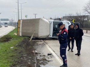 Bursa’da Kontrolden Çıkan Kamyonet Yan Yattı: 1 Yaralı