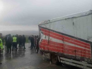 Tırla Kamyonet Çarpıştı: 1 Ölü