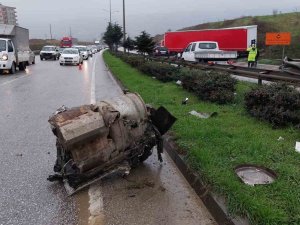 Samsun’da Bariyeri Parçalayan Tırın Motoru Karşı Şeride Fırladı: 1 Yaralı