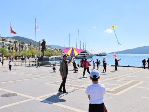 Marmaris’te Gökyüzü Rengarenk Oldu